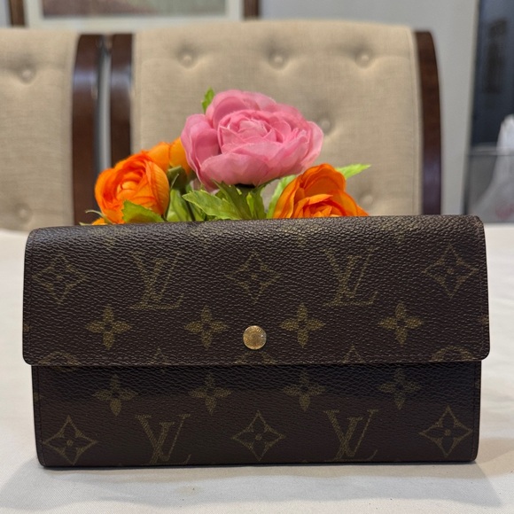 Authentic Louis Vuitton Sarah Monogram wallet - Picture 1 of 11